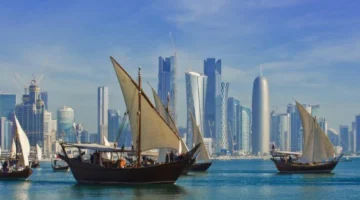 طقس حار نسبياً نهاراً على الساحل مع سحب متفرقة في عرض البحر